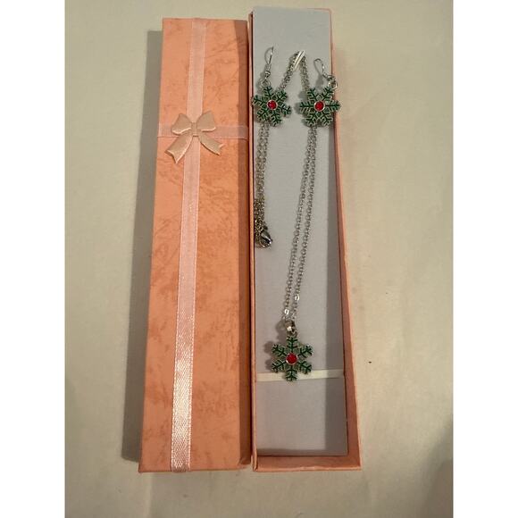 Green And Red Snowflake Earrings And Necklace Set - Picture 1 of 5
